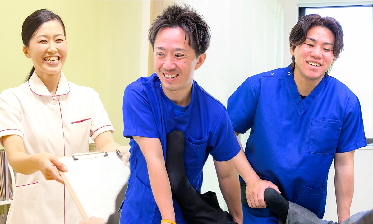 患者様の対応をするスタッフ集合画像
